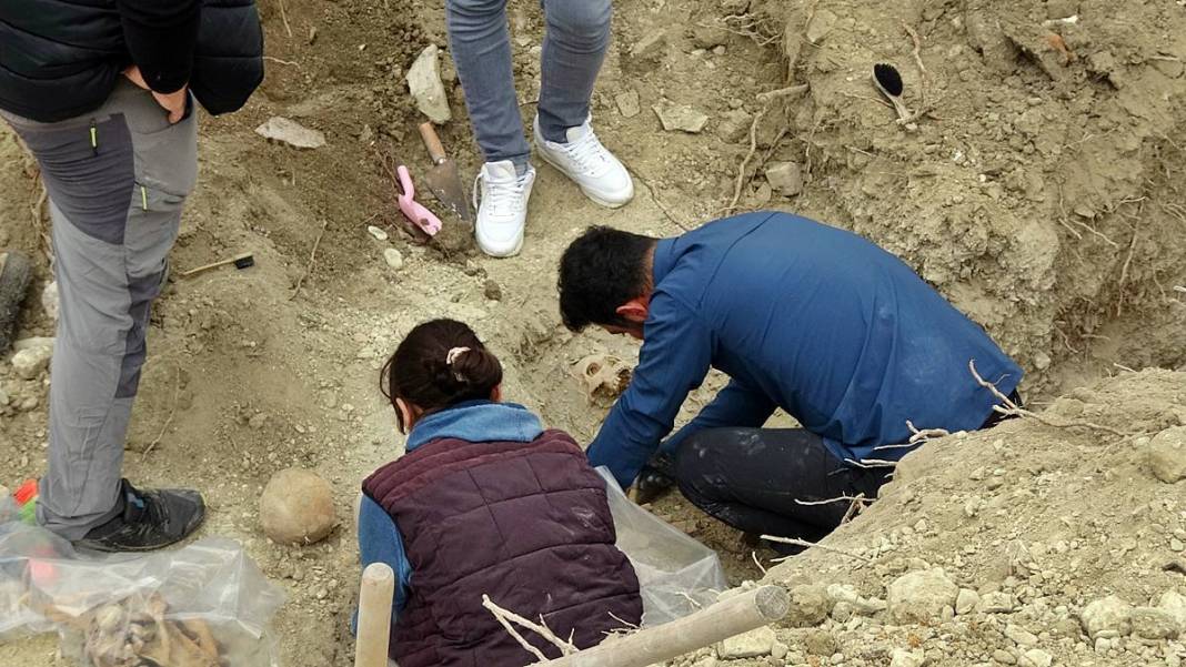 O kentte kanalizasyonda insan kemikleri bulundu! Kimlik tespiti için üniversiteden ekip gönderildi 13